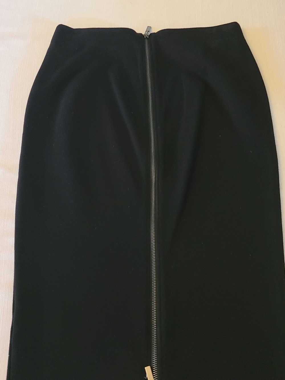 Sleek Black Zip-Back Pencil Skirt